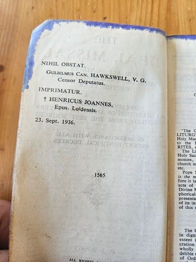 THE IDEAL MISSAL 1936 PLUS 4 BOOKLETS 1940-60s. Missal in poor condition BOOKLETS in good condition.  See photos for same.