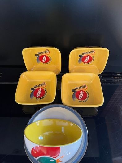 4 x Weetabix 70th Anniversary And 1 x Cornflakes Cereal Bowls. In Excellent Condition Total 6 cereal Bowls