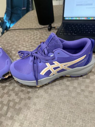 Brand new ASICS Pre Venture 11 GS kids running shoes / trainers.