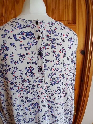 Ladies Street One Long sleeve ditzy floral top size 16 includes postage