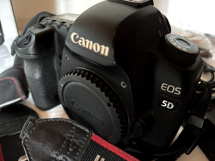 Canon EOS 5D Mark II (Low Shutter Count 31k)  Excellent Condition