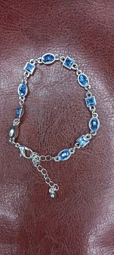 Vintage jewelry is sold individually for 5 to 10 euros