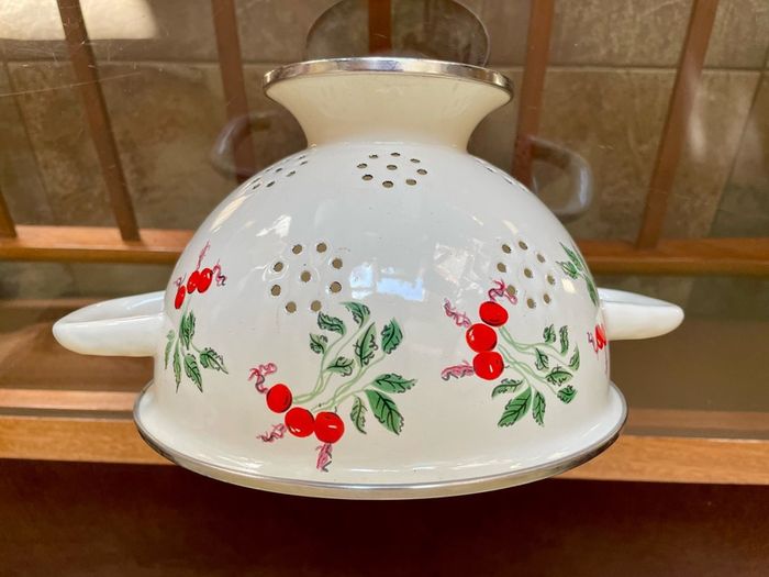 Vintage Pretty Rayware Metal Kitchen Sieve Enamelware Drainer