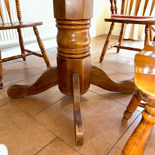 Extendable Mahogany table with 6 chairs