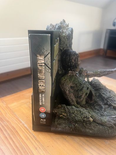 the walking dead statue