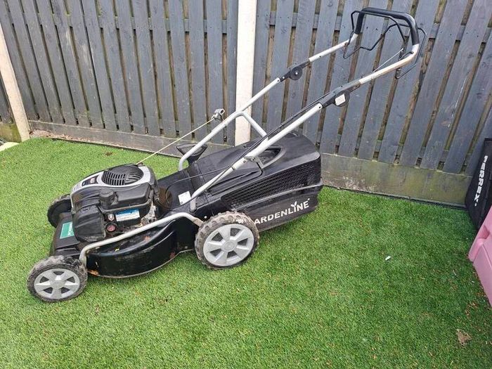 lawnmower with briggs and Stratton engine