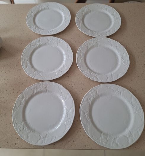 Wedgwood Strawberry & Vine Dinner Plates