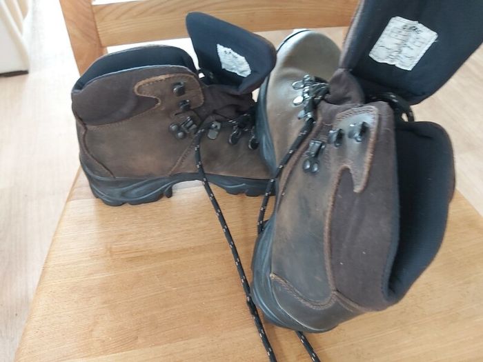 walking boots Hytec