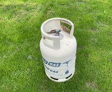 2 EMPTY Gas cylinders