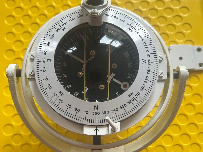 Sailing marine compass