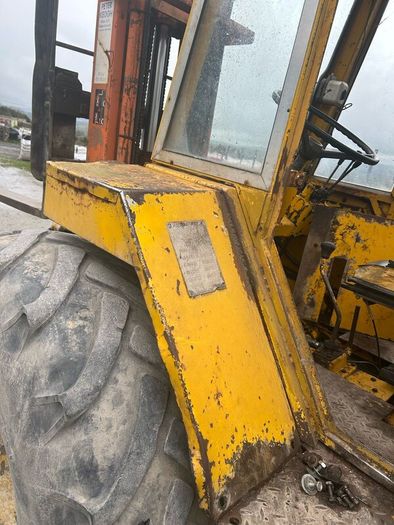 Rough terrain forklift