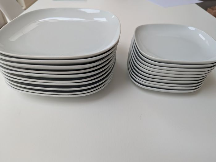 10 x dinner plates   10 x side plates