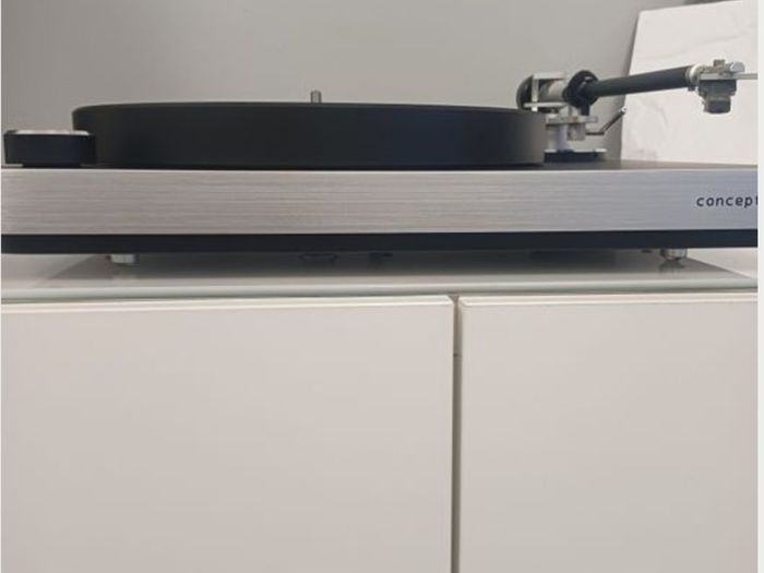 Hi End Audiophile Quality Clearaudio Concept Turntable With a top Verify tonearm upgrade, absolutely Pristine like New boxed Stunning