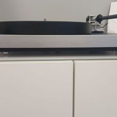 Hi End Audiophile Quality Clearaudio Concept Turntable With a top Verify tonearm upgrade, absolutely Pristine like New boxed Stunning