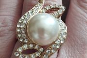 Beautiful gold-plated ring with artificial pearl and crystals.
