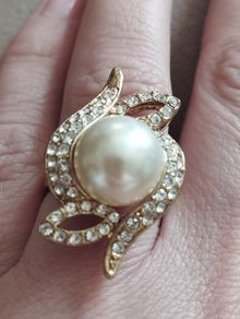 Beautiful gold-plated ring with artificial pearl and crystals.