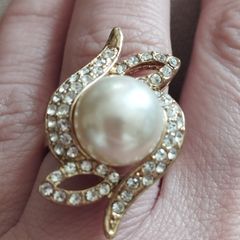 Beautiful gold-plated ring with artificial pearl and crystals.