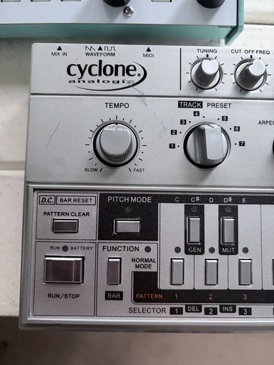 Cyclone Analogic TT-303 Bass Bot V1
