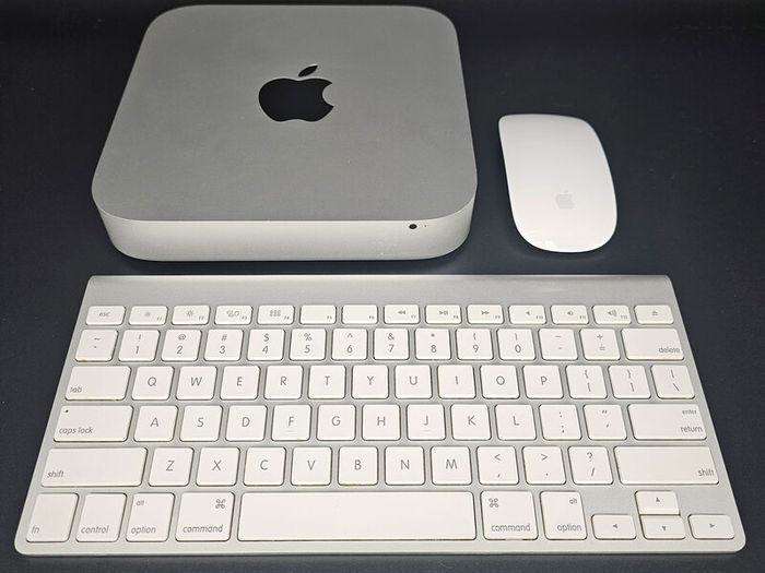 Mac Mini M2 Pro 2023 16GB 500GB SSD + Apple Keyboard + Magic Mouse 2 + 3D printed stand