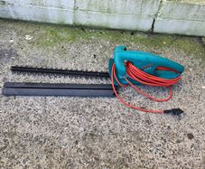 Electric hedge trimmer
