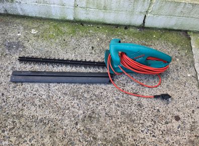 Electric hedge trimmer
