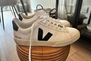 Veja Trainers - White - Size 9