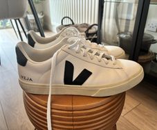 Veja Trainers - White - Size 9