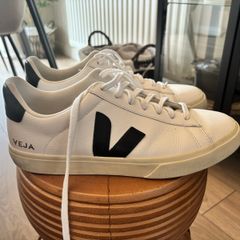 Veja Trainers - White - Size 9