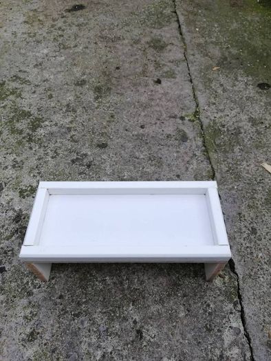 feeding station platform for cages.