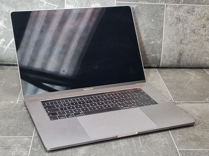 2019 Apple 15" MacBook Pro A1990 Touch Bar Intel i9 9th Gen 32GB RAM 500GB SSD