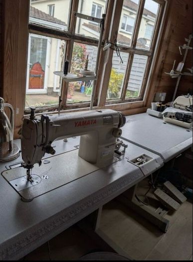 Industrial sewing machine and overlocker