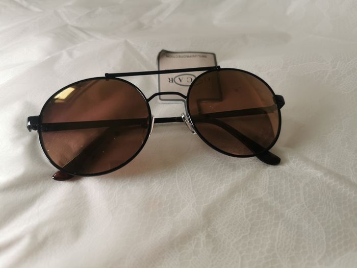 Oscar de la Renta sunglases