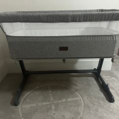 Co sleeper crib new (Nested Cozi Sleeper Bedside Crib) cot