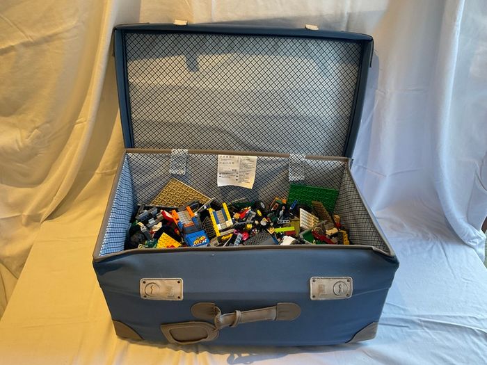 Lego - treasure chest of 5kg of Lego pieces.