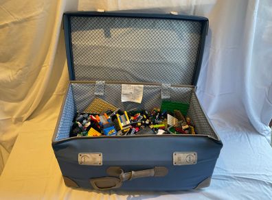 Lego - treasure chest of 5kg of Lego pieces.
