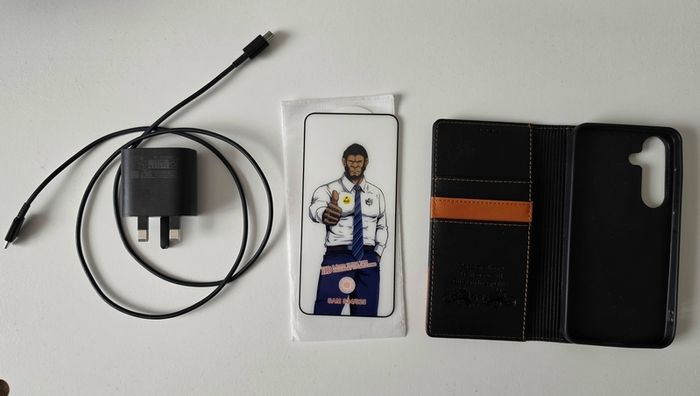 Samsung Galaxy S24 - Mint 10/10 - Full Premium Bundle (no Scratches)