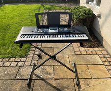 Black Yamaha Psr-e223 Keyboard