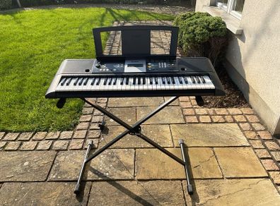 Black Yamaha Psr-e223 Keyboard