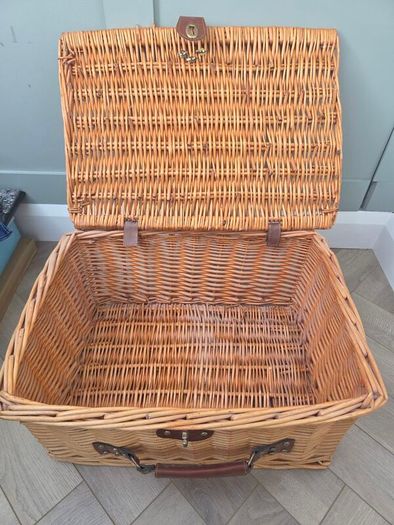 Large Wicker Picnic Basket / Storage Hamper