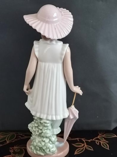 Vintage (1990) NAO By Lladro "April Showers" #1126. Damaged.