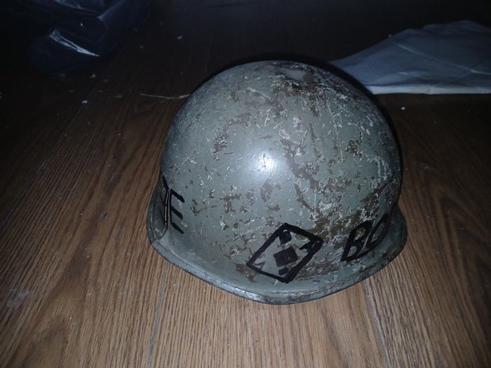 army helmet , viet nam , iraq , not sure collectables