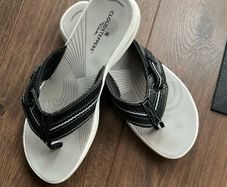 Clarks Cloudsteppers flip flops size 4
