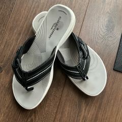 Clarks Cloudsteppers flip flops size 4