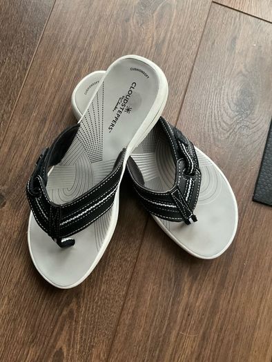 Clarks Cloudsteppers flip flops size 4