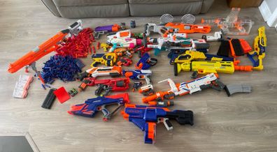 Large Nerf Blaster Collection Bundle 20 plus Guns, Darts, Magazines & Accessories
