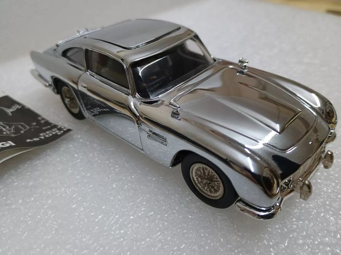 Corgi James Bond Attache Case with 8  Chrome Bond Cars