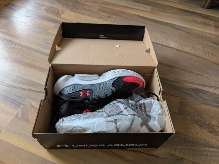 Under armour junior basketball shoes Size 4,5