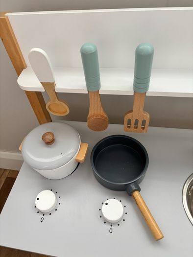 kids play kitchen