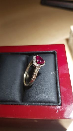 9 ct  gold ring Rubies and diamonds