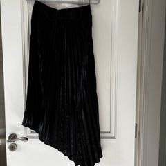 Brand New DKNY skirt Medium